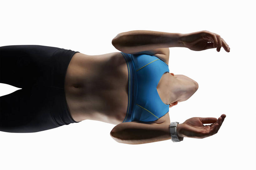 西方人,一个人,横图,室内,白天,白色背景,仰视,欧洲,欧洲人,仅一个年轻女性,仅一个女性,仅一个人,服装,背心,衣服,蓝色,摄影,服饰,影棚,衣着,穿着,衣饰,露脐装,年轻女性,女人,女性,白种人,抬头,仰头,半身,彩图,低角度拍摄,影棚拍摄,拍摄