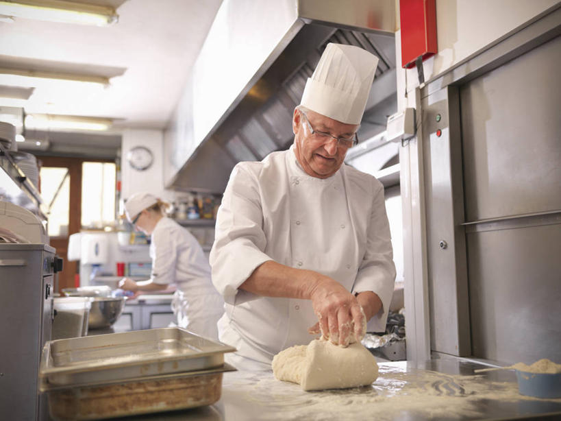 西方人,两个人,伙伴,朋友,餐厅,站,横图,室内,白天,正面,工作服,制服,友谊,合作,团队,厨房,桌面,桌子,帽子,欧洲,欧洲人,握,阴影,服装,朦胧,模糊,时间,反射,粉末,时钟,影子,墙,面粉,拿,粮食,计时,拿着,注视,墙壁,墙面,衣服,白色,挂钟,钟表,低头,观察,看,站着,表,粉,战略,握着,服饰,观看,农产品,察看,衣着,穿着,关注,厨师帽,面点师,烘焙师,原材料,联合,合谋,粉状,垂头,工作制服,衣饰,配合,协作,老年男性,男人,男性,女人,女性,中年女性,白种人,钟,站立,半身,彩图,工作套服,灶间,餐馆,饭店,饭馆,厨房料理台,料理台