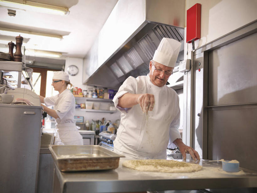 西方人,两个人,伙伴,朋友,餐厅,站,横图,室内,白天,正面,工作服,制服,友谊,合作,团队,厨房,桌面,桌子,帽子,欧洲,欧洲人,握,阴影,服装,朦胧,模糊,时间,反射,粉末,时钟,影子,墙,面粉,拿,粮食,计时,拿着,注视,墙壁,墙面,衣服,白色,挂钟,钟表,低头,观察,看,站着,表,粉,战略,握着,服饰,观看,农产品,察看,衣着,穿着,关注,厨师帽,面点师,烘焙师,原材料,联合,合谋,粉状,垂头,工作制服,衣饰,配合,协作,老年男性,男人,男性,女人,女性,中年女性,白种人,钟,站立,半身,彩图,工作套服,灶间,餐馆,饭店,饭馆,厨房料理台,料理台