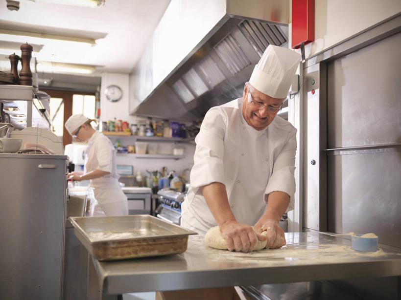 西方人,两个人,伙伴,朋友,餐厅,站,横图,室内,白天,正面,工作服,制服,友谊,合作,团队,厨房,桌面,桌子,帽子,欧洲,欧洲人,握,阴影,服装,朦胧,模糊,时间,反射,粉末,时钟,影子,墙,面粉,拿,粮食,计时,拿着,注视,墙壁,墙面,衣服,白色,挂钟,钟表,按,低头,观察,看,站着,表,粉,战略,握着,服饰,观看,农产品,察看,衣着,穿着,关注,厨师帽,面点师,烘焙师,原材料,联合,合谋,粉状,垂头,工作制服,衣饰,配合,协作,老年男性,男人,男性,女人,女性,中年女性,白种人,钟,站立,半身,彩图,工作套服,灶间,餐馆,饭店,饭馆,厨房料理台,料理台