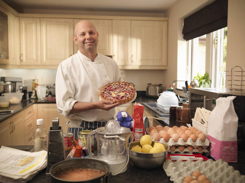 点心,西方人,一个人,站,笑,微笑,露齿笑,横图,室内,白天,正面,下午茶,厨房,柜子,桌面,桌子,柠檬,水果,欧洲,欧洲人,仅一个男性,仅一个人,仅一个中年男性,一排,许多,握,服装,环保,新鲜,整齐,并列,并排,蛋格,粉末,蛋,鸡蛋,面粉,生食,食品,果实,储物柜,很多,拿,粮食,拿着,注视,休闲装,蛋挞,食物,糕点,排列,衣服,观察,看,站着,休闲,休闲服,粉,握着,服饰,有机食品,绿色食品,能源,观看,农产品,回收,资源,察看,储存,队列,关注,面点师,平行,利用,烘焙师,低碳,原材料,鸡蛋盒,循环,草鸡蛋,鸡蛋格,蛋托,蛋盒,卵,粉状,持续,储备,蕴藏,贮备,蛋塔,男人,男性,中年男性,白种人,益母果,柠果,站立,半身,彩图,灶间,厨房料理台,贮存,料理台