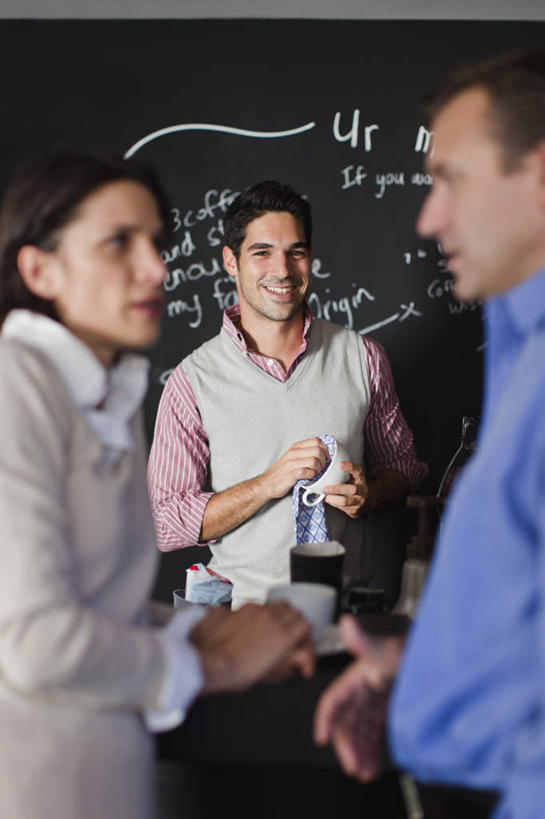 西方人,三个人,同事,商务人士,商务男性,商务女性,站,笑,说,微笑,露齿笑,竖图,室内,白天,正面,衬衫,讨论,成功,合作,团队,集体,信心,餐桌,桌子,杯子,欧洲,欧洲人,握,套装,服装,朦胧,模糊,英文,标志,瓷器,文字,字符,字母,咖啡杯,陶瓷制品,拿,拿着,扭头,注视,休闲装,标识,队伍,衣服,黑板,观察,看,站着,转头,休闲,休闲服,教学,握着,服饰,餐台,观看,英文字母,察看,领导,成就,关注,咖啡店,瓷杯,商务装,咖啡屋,合伙,领袖,工薪阶层,耐磨,教学黑板,交流,男人,男性,年轻男性,女人,女性,中年男性,中年女性,白种人,白领,上班族,沟通,讲话,交谈,商讨,说话,谈话,站立,半身,彩图,衬衣,咖啡馆,咖啡师