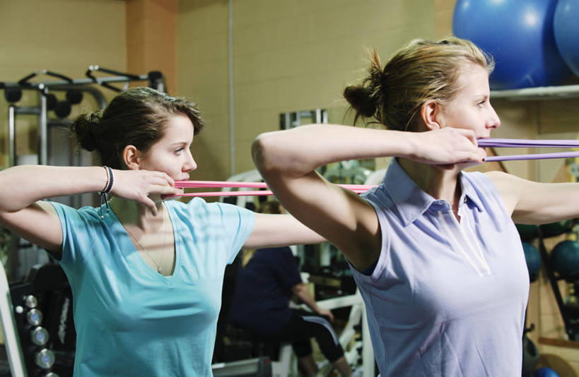 西方人,两个人,伙伴,朋友,健身房,站,拉,横图,室内,白天,正面,运动服,锻炼,友谊,运动,欧洲,欧洲人,握,阴影,服装,反射,影子,扭头,注视,娱乐,运动器械,衣服,观察,看,站着,转头,享受,休闲,健身器械,健身球,放松,握着,服饰,观看,瑜伽球,察看,衣着,穿着,关注,健身器材,拉力器,室内运动,衣饰,友情,年轻女性,女人,女性,白种人,站立,半身,彩图,健身,健身馆,运动器材,运动装