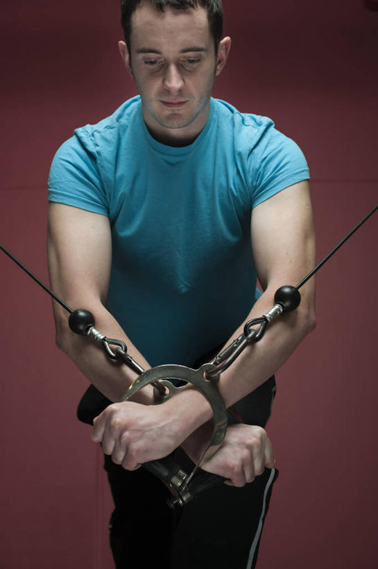 西方人,一个人,站,拉,竖图,室内,白天,正面,运动服,锻炼,运动,欧洲,欧洲人,仅一个男性,仅一个人,握,用力,阴影,红色背景,服装,反射,影子,注视,娱乐,运动器械,仅一个年轻男性,衣服,蓝色,观察,看,站着,享受,休闲,健身器械,放松,握着,摄影,服饰,影棚,观看,察看,衣着,穿着,关注,使劲,健身器材,拉力器,室内运动,衣饰,男人,男性,年轻男性,白种人,站立,半身,彩图,影棚拍摄,健身,拍摄,运动器材,运动装