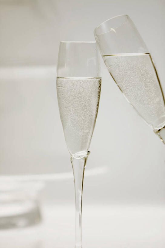 葡萄酒,无人,竖图,室内,特写,白天,白色背景,正面,奢侈,快乐,杯子,阴影,朦胧,模糊,庆祝,反射,高脚杯,影子,墙,两杯,浪漫,墙壁,墙面,玻璃制品,酒,饮料,白色,酒杯,香槟,干杯,碰杯,交际,友好,诱惑,摄影,影棚,庆贺,礼仪,敬酒,香槟杯,劝酒,气泡酒,起泡酒,汽酒,玻璃杯,彩图,影棚拍摄,高兴,欢笑,拍摄