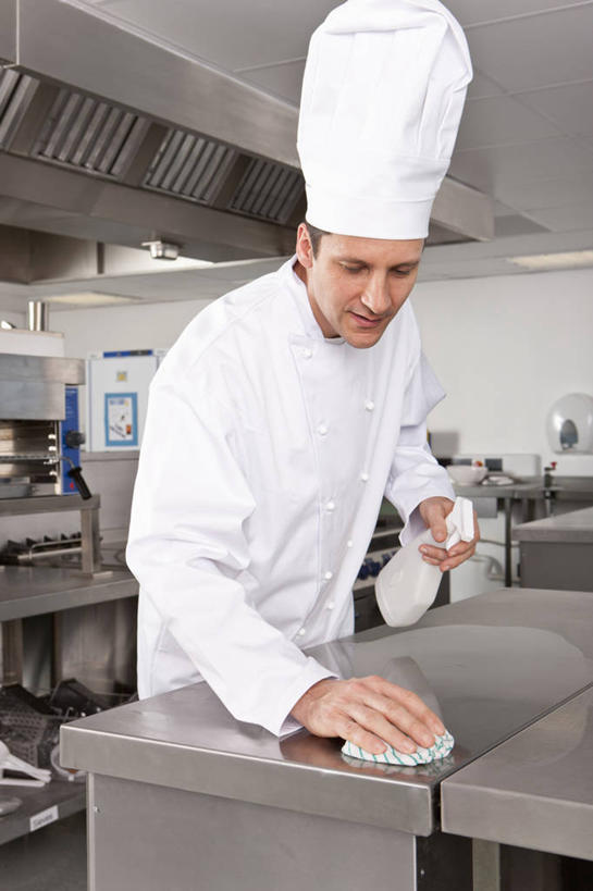 西方人,一个人,厨师,站,笑,微笑,竖图,室内,白天,正面,工作服,制服,安全,厨房,桌面,桌子,帽子,纺织品,欧洲,欧洲人,仅一个男性,仅一个人,仅一个中年男性,擦,抚摸,阴影,反射,布,影子,墙,织物,注视,抹布,墙壁,墙面,瓶子,塑料制品,低头,观察,看,清洁,站着,塑料瓶,擦拭,观看,洗洁精,察看,关注,厨师帽,去污,一顶,洁净,工作制服,洗涤剂,揩擦,拭,男人,男性,中年男性,白种人,厨师长,厨子,大厨,主厨,站立,半身,彩图,工作套服,灶间,厨房料理台,除菌,洁洁灵,清洗液,洗涤灵,轻抚,料理台