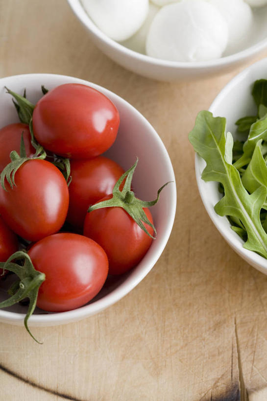 奶酪,无人,竖图,俯视,室内,特写,白天,餐桌,桌子,蔬菜,西红柿,小番茄,一堆,许多,阴影,堆叠,堆积,新鲜,反射,影子,陶瓷,干酪,起司,食品,陶瓷制品,芝士,营养,食物,红色,白色,容器,碗,乳酪,有机食品,绿色食品,餐台,储藏,堆,乳制品,储存,发酵,芝麻菜,德国芥菜,火箭生莱,芸芥,芝麻叶,紫花南芥,马苏里拉,马苏里拉奶酪,马祖里拉,莫扎雷拉,莫兹瑞拉,莫扎里拉,小西红柿,樱桃小番茄,珍珠小番茄,樱桃番茄,圣女果,番茄,彩图,高角度拍摄,火箭菜,贮存