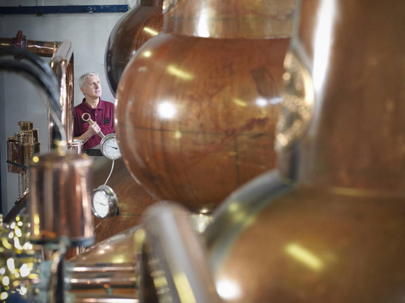 西方人,一个人,技术人员,工厂,栏杆,站,横图,室内,白天,正面,工作服,制服,车间,机器,窗户,落地窗,欧洲,欧洲人,仅一个男性,仅一个人,握,时间,工具,时钟,墙,围栏,拿,计时,拿着,扭头,注视,护栏,玻璃窗,墙壁,墙面,工人,钟表,观察,看,站着,转头,仅一个老年男性,机械,表,握着,观看,扳手,察看,关注,酿酒,扳头,工作制服,蒸馏,老年男性,男人,男性,白种人,员工,钟,技术员,站立,半身,彩图,工作套服,制造厂,匠人,劳动者,体力工,技工