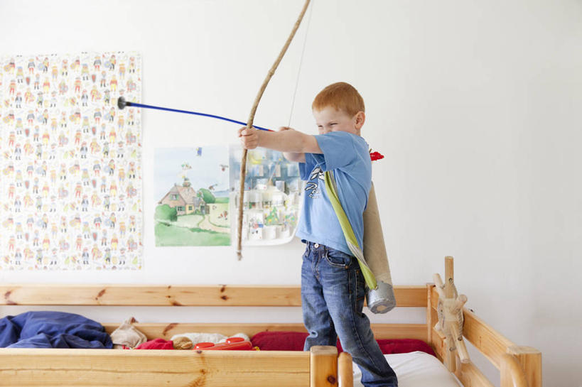 西方人,儿童,一个人,栏杆,站,举,横图,室内,白天,侧面,绘画,游戏,纯洁,床,卧室,玩具,欧洲,欧洲人,仅一个男性,仅一个人,握,服装,艺术,装饰,弓箭,墙,围栏,床单,拿,玩,拿着,扭头,注视,休闲装,文化,娱乐,被子,护栏,墙壁,墙面,小孩,衣服,观察,看,托,站着,转头,仅一个小孩,休闲,休闲服,可爱,童年,童趣,益智,握着,服饰,观看,活动,华丽,修饰,点缀,察看,被单,发泄,关注,消遣,智力,童真,烂漫,无邪,宣泄,衬托,美观,雅致,雅观,双层床,学生双层床,天真,男孩,男人,男性,白种人,孩子,画画,举起,举手,举着,玩耍,嬉戏,向上举,向上伸,向上托,站立,半身,彩图,睡房,卧房,男生