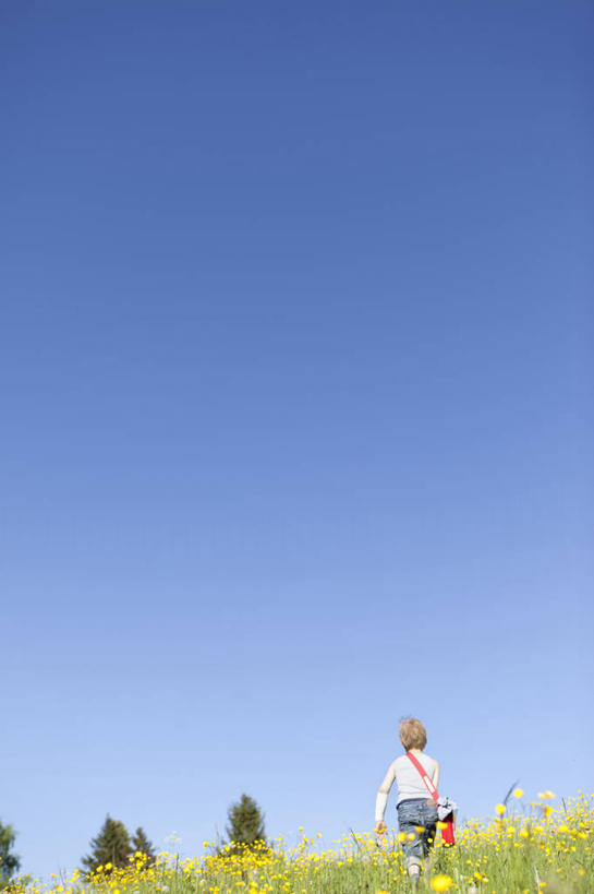 西方人,儿童,一个人,走,竖图,室外,白天,仰视,纯洁,草地,草坪,植物,欧洲,欧洲人,仅一个男性,仅一个人,阴影,服装,光线,包,影子,休闲装,草,树,树木,小孩,衣服,蓝色,绿色,蓝天,天空,阳光,自然,天,仅一个小孩,休闲,休闲服,可爱,童年,童趣,服饰,生长,晴朗,成长,斜挎包,童真,烂漫,无邪,万里无云,天真,男孩,男人,男性,白种人,孩子,晴空,晴空万里,步行,散步,走路,彩图,低角度拍摄,全身,男生