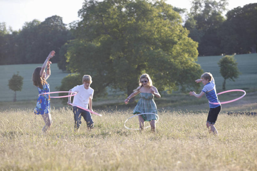 西方人,儿童,四个人,伙伴,朋友,站,举,笑,微笑,露齿笑,横图,室外,白天,正面,锻炼,友谊,纯洁,运动,草地,草坪,植物,欧洲,欧洲人,摇摆,阴影,服装,朦胧,模糊,光线,墨镜,眼镜,影子,墙,云,云朵,云彩,扭头,注视,休闲装,运动器械,墙壁,墙面,草,树,树木,小孩,衣服,蓝色,绿色,白云,蓝天,天空,阳光,自然,太阳镜,太阳眼镜,天,观察,看,托,站着,转头,休闲,休闲服,健身器械,遮阳镜,可爱,童年,童趣,服饰,生长,晴朗,成长,观看,摇曳,察看,关注,呼啦圈,摇晃,健身器材,童真,烂漫,无邪,健身圈,扭捏,摇荡,体育,天真,友情,女孩,女人,女性,白种人,晴空,举起,举手,举着,向上举,向上伸,向上托,站立,彩图,全身,健身,运动器材,女生