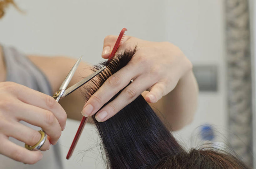 西方人,手,头发,两个人,理发师,站,横图,室内,特写,白天,正面,爱情,欧洲,欧洲人,双手,握,修剪,服装,朦胧,模糊,工具,剪刀,墙,棕色,浪漫,拿,梳子,拿着,休闲装,顾客,墙壁,墙面,装饰品,一个,剃头,衣服,戒指,饰品,首饰,日用品,站着,休闲,手部,休闲服,恩爱,握着,服饰,单个,剪发,裁剪,信物,剪子,剪裁,切割,权利,美发用品,手饰,主顾,年轻女性,女人,女性,白种人,发型师,理发员,美发师,站立,半身,彩图