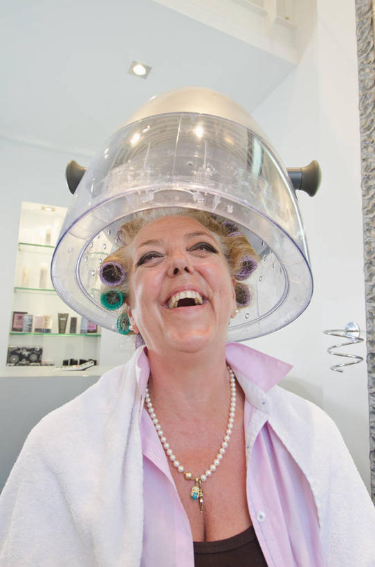 西方人,一个人,商店,坐,笑,微笑,露齿笑,竖图,室内,白天,仰视,天花板,项链,欧洲,欧洲人,仅一个女性,仅一个人,一排,许多,护肤,服装,整齐,纺织物,工具,洗发水,墙,很多,注视,休闲装,设备,商铺,架子,墙壁,墙面,装饰品,排列,衣服,饰品,首饰,毛巾,观察,看,清洁,仅一个中年女性,保养,享受,休闲,休闲服,洗发液,放松,保健,服饰,洗发露,观看,理发店,保暖,卷发棒,卷发器,察看,护肤品,队列,关注,香波,护肤用品,美发店,舒缓,烫发机,烫发器,透气,美容店,防水,去污,控油,美发工具,市肆,商号,储水,耐磨,吸水,塑料卷发棒,美发设备,女人,女性,中年女性,白种人,抬头,仰头,坐着,半身,彩图,低角度拍摄,店铺,洗发精,洗发香波