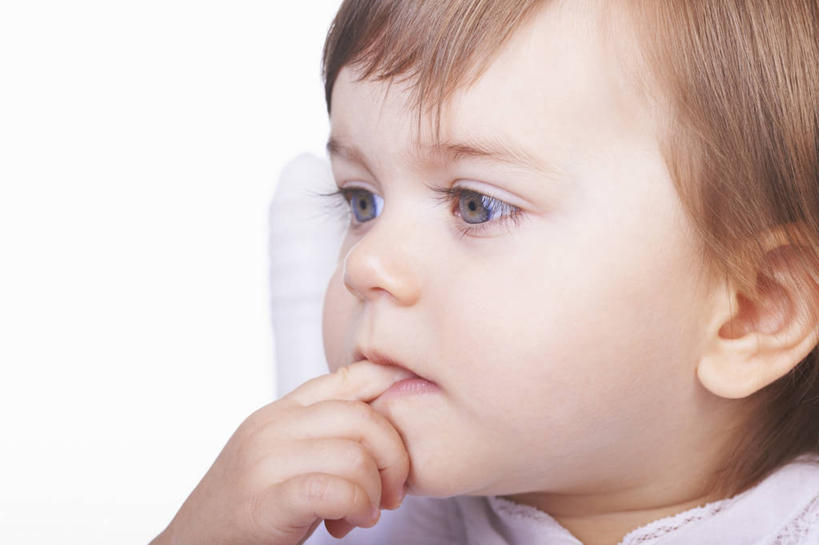 西方人,婴儿,儿童,脸,头,脸颊,手,头发,一个人,坐,横图,室内,特写,白天,正面,婴儿服装,纯洁,椅子,欧洲,欧洲人,仅一个人,棕色,扭头,注视,小孩,观察,看,转头,手部,可爱,活泼,观看,单手,察看,关注,宝宝,吸吮,纯真,烂漫,无邪,伶俐,天真,白种人,孩子,头部,脸部,脸蛋,面部,坐着,半身,彩图,婴儿服