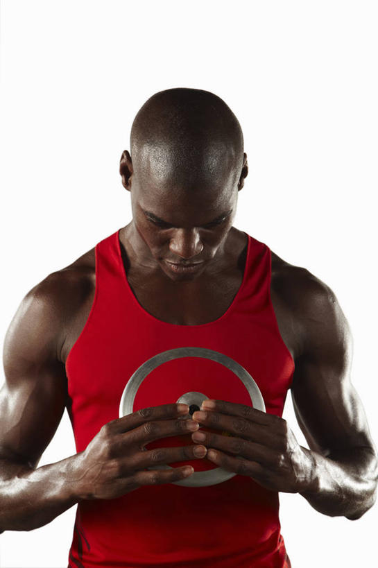 西方人,一个人,运动员,站,竖图,室内,白天,白色背景,正面,运动服,欧洲,非洲,黑人,欧洲人,仅一个男性,仅一个人,握,阴影,服装,反射,影子,墙,注视,运动器械,墙壁,墙面,仅一个年轻男性,一个,衣服,红色,白色,低头,观察,看,站着,健身器械,握着,摄影,服饰,影棚,单个,观看,察看,衣着,穿着,关注,健身器材,衣饰,铁饼,男人,男性,年轻男性,非洲人,体育运动员,运动选手,站立,半身,彩图,影棚拍摄,拍摄,运动器材,运动装