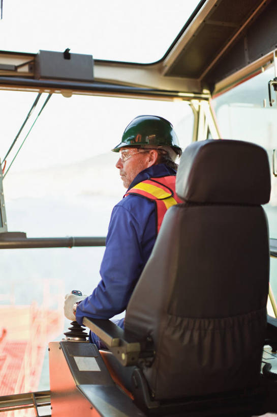 西方人,一个人,坐,竖图,室内,白天,工作服,制服,安全,零件,技术,电路,窗户,建筑,帽子,椅子,欧洲,欧洲人,仅一个男性,仅一个人,关闭,握,阴影,光线,头盔,眼镜,影子,防护,扭头,注视,设备,开关,玻璃窗,吊车,施工,工人,背面,蓝色,绿色,天空,阳光,安全帽,按钮,车窗,手套,交通工具,天,打开,观察,看,转头,仅一个老年男性,机械,起重机,握着,观看,护目镜,保护,工程,察看,开启,关注,载具,保险,油井,钻井,钻井平台,保全,周全,安稳,安定,防护手套,闭合,安全防护眼镜,工作制服,工作车,施工车,汽车吊,控制杆,平安,老年男性,男人,男性,白种人,员工,坐着,半身,彩图,工作套服,安全服,反光背心,反光服,反光衣,匠人,劳动者,体力工,防护眼镜