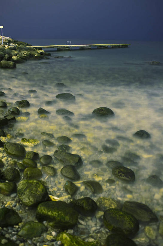 无人,竖图,室外,夜晚,正面,旅游,度假,海浪,海洋,石头,美景,沙滩,瑞典,欧洲,沙子,石子,海岸,景观,浪花,水平线,辽阔,海平线,沙地,娱乐,蓝色,蓝天,天空,自然,海水,天,享受,休闲,广阔,景色,放松,晴朗,一望无际,斯堪的纳维亚,自然风光,北欧,斯堪的那维亚,斯堪的那维亚半岛,斯堪的纳维亚半岛,海景,沉积岩,万里无云,首府,省会,哥得兰岛,哥得兰省,哥特兰,哥特兰省,瑞典王国,维斯比,无边无际,一马平川,水成岩,大海,风浪,海,海水的波动,海滩,近岸浪,石块,岩石,涌浪,晴空,晴空万里,彩图,水天相接,水天一线