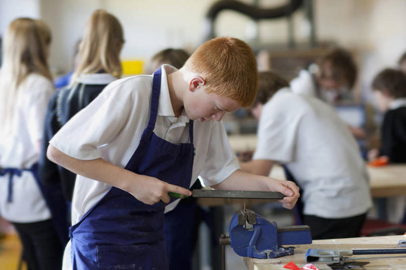 西方人,儿童,伙伴,朋友,工厂,站,横图,室内,白天,侧面,工作服,制服,友谊,纯洁,车间,欧洲,欧洲人,握,服装,朦胧,模糊,工具,围裙,许多人,拿,拿着,注视,小孩,衣服,蓝色,白色,低头,观察,看,站着,一群人,同学,机械,可爱,童年,童趣,握着,服饰,观看,机械工程,五金,工程,察看,衣着,校友,穿着,关注,童真,烂漫,无邪,同窗,学友,虎钳,钳工工具,垂头,台虎钳,工作制服,衣饰,天真,友情,男孩,男人,男性,女孩,女人,女性,白种人,站立,半身,彩图,工作套服,制造厂,男生,女生