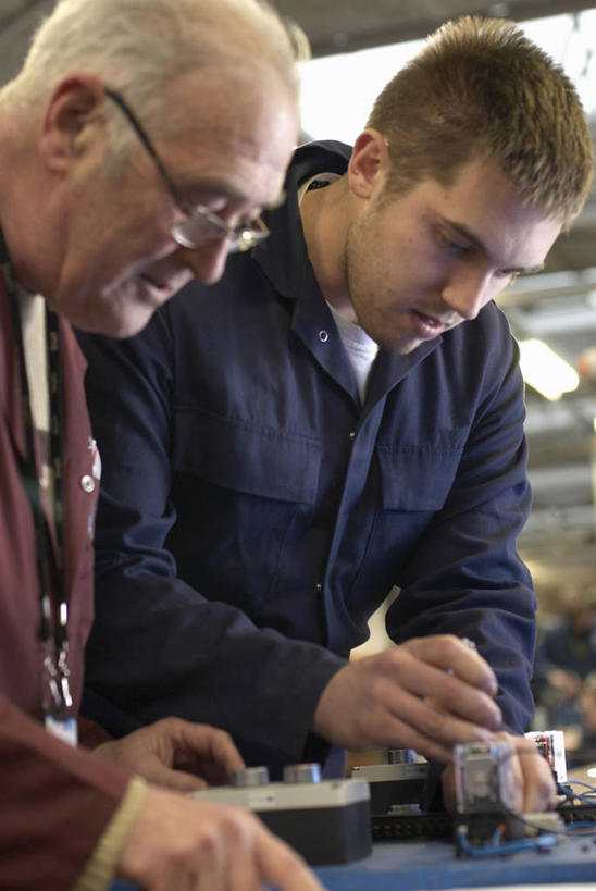 西方人,两个人,伙伴,朋友,工程师,建筑工人,建筑师,站,竖图,室内,白天,正面,工作服,制服,友谊,合作,团队,欧洲,欧洲人,连接,握,组合,电路板,眼镜,拿,拿着,注视,低头,观察,看,站着,战略,握着,观看,电焊,焊接,线路板,印刷电路板,察看,紧固,关注,拼接,拼凑,近视眼镜,焊枪,拼合,凑集,聚合,撮合,牢固,联合,合谋,电弧焊,工作制服,PCB板铝基板,PCB电路板,超薄电路板,超薄线路板,高频板,配合,协作,男人,男性,年轻男性,中年男性,白种人,技师,建筑工,建筑设计师,站立,半身,彩图,工作套服