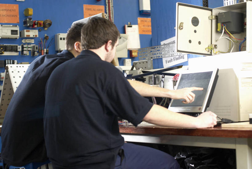 西方人,两个人,伙伴,朋友,工程师,建筑工人,建筑师,办公室,工厂,坐,横图,室内,白天,工作服,制服,友谊,合作,团队,电脑,显示器,鼠标,键盘,家具,桌子,欧洲,欧洲人,指,网络,办公桌,方向,输入设备,通讯设备,背面,打开,手势,电箱,台式电脑,战略,指向,开启,食指,通信设备,输出设备,办公家具,联合,合谋,工作制服,配合,协作,男人,男性,年轻男性,白种人,技师,建筑工,建筑设计师,坐着,半身,彩图,工作套服,工地,制造厂