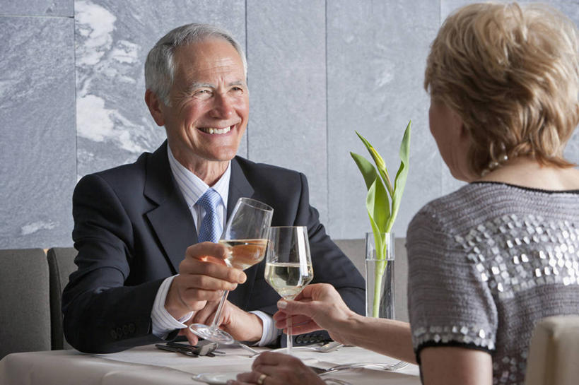 红酒,葡萄酒,西方人,老年人,两个人,家庭,夫妻,坐,笑,微笑,露齿笑,横图,室内,白天,正面,晚礼服,西装,爱情,植物,餐桌,桌面,桌子,杯子,餐具,欧洲,欧洲人,握,套装,正装,庆祝,昆虫,蚕,布料,碟子,高脚杯,盘,盆栽,盆景,红酒杯,白葡萄酒,酒类,浪漫,拿,布纹,拿着,注视,职业装,玻璃制品,酒,桌布,饮料,绿色,自然,动物,盘子,餐巾,酒杯,碟,台布,干杯,观察,看,碰杯,温暖,温馨,一家人,恩爱,交际,友好,握着,恋人,生长,成长,餐台,观看,庆贺,和睦,察看,葡萄酒杯,关注,礼仪,敬酒,益虫,劝酒,家蚕,蚕宝宝,桑蚕,老年男性,老年女性,男人,男性,女人,女性,白种人,夫妇,情侣,玻璃杯,餐桌布,坐着,半身,彩图,晚宴服,舞会服,洋服,洋装,夜礼服,伴侣,融洽