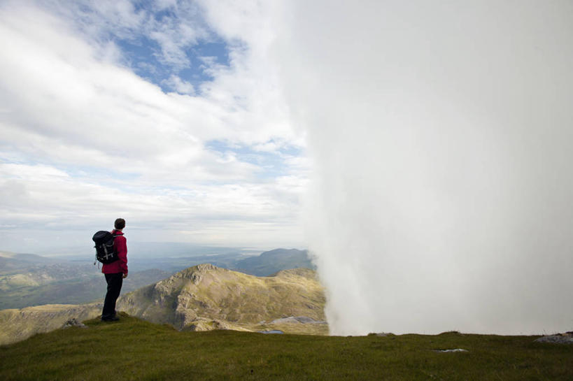 西方人,一个人,公园,站,横图,室外,白天,侧面,运动服,旅游,度假,草地,草坪,石头,美景,山,山脉,植物,英国,欧洲,欧洲人,仅一个男性,仅一个人,仅一个中年男性,服装,包,石子,景观,山峰,云,云朵,云海,山峦,云层,云彩,旅行包,注视,娱乐,草,衣服,蓝色,绿色,白云,蓝天,天空,自然,背包,群山,天,观察,看,站着,享受,休闲,景色,放松,服饰,晴朗,观看,察看,国家公园,衣着,西欧,穿着,关注,自然风光,大不列颠,威尔士,大不列颠及北爱尔兰联合王国,旅游包,衣饰,威尔士公国,格温内思郡,斯诺登山,坎布里亚山脉,雪墩山国家公园,自然景观,男人,男性,中年男性,白种人,石块,晴空,站立,彩图,全身,大不列颠王国,大英帝国,联合王国,日不落帝国,双肩包,运动装