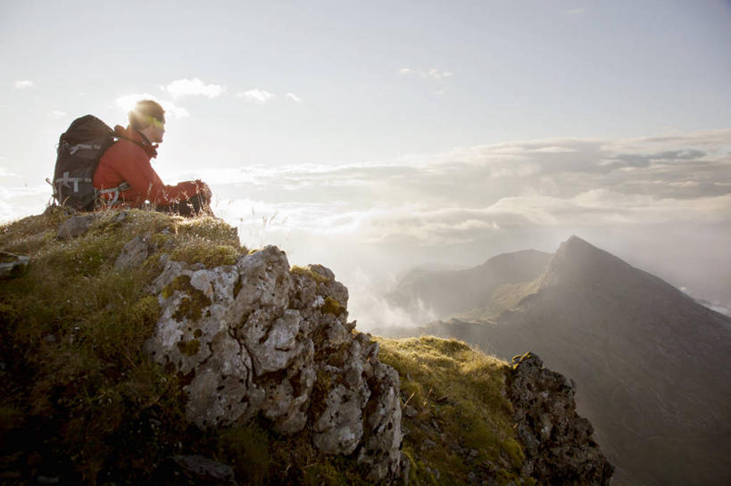 西方人,一个人,公园,坐,横图,室外,白天,侧面,运动服,旅游,度假,草地,草坪,石头,美景,山,山脉,植物,英国,欧洲,欧洲人,仅一个男性,仅一个人,仅一个中年男性,服装,包,石子,景观,山峰,云,云朵,山峦,云彩,旅行包,注视,娱乐,草,衣服,蓝色,绿色,白云,蓝天,天空,自然,背包,群山,天,观察,看,享受,休闲,景色,放松,服饰,晴朗,抱膝,观看,察看,国家公园,衣着,西欧,穿着,关注,自然风光,大不列颠,威尔士,大不列颠及北爱尔兰联合王国,旅游包,衣饰,威尔士公国,格温内思郡,斯诺登山,坎布里亚山脉,雪墩山国家公园,男人,男性,中年男性,白种人,石块,晴空,坐着,彩图,镜头光晕,全身,透镜闪耀,眩光,大不列颠王国,大英帝国,联合王国,日不落帝国,双肩包,运动装