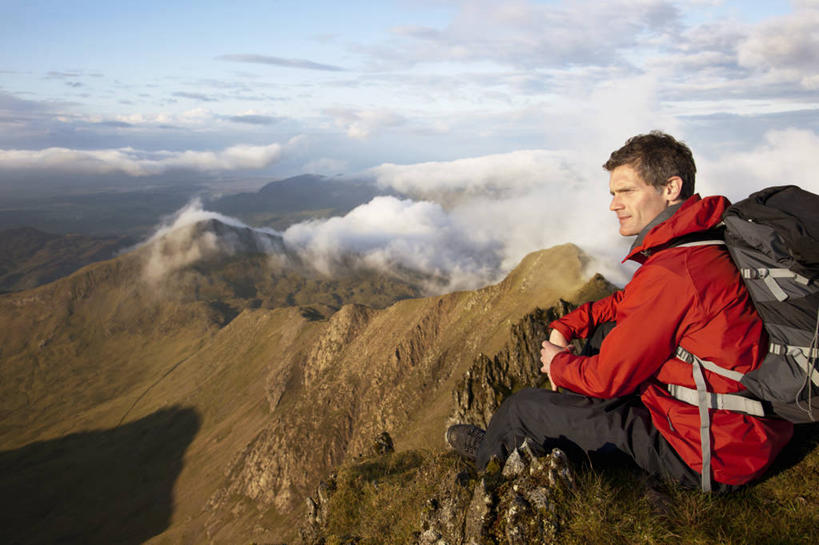 西方人,一个人,公园,坐,横图,俯视,室外,白天,运动服,旅游,度假,草地,草坪,石头,美景,山,山脉,植物,英国,欧洲,欧洲人,仅一个男性,仅一个人,仅一个中年男性,服装,包,石子,景观,山峰,云,云朵,山峦,云彩,旅行包,注视,娱乐,草,衣服,蓝色,绿色,白云,蓝天,天空,自然,背包,群山,天,观察,看,享受,休闲,景色,放松,服饰,晴朗,抱膝,观看,察看,国家公园,衣着,西欧,穿着,关注,自然风光,大不列颠,威尔士,大不列颠及北爱尔兰联合王国,旅游包,衣饰,威尔士公国,格温内思郡,斯诺登山,坎布里亚山脉,雪墩山国家公园,男人,男性,中年男性,白种人,石块,晴空,坐着,半身,彩图,高角度拍摄,大不列颠王国,大英帝国,联合王国,日不落帝国,双肩包,运动装