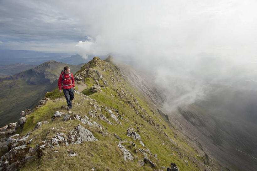 西方人,一个人,公园,走,横图,俯视,室外,白天,运动服,旅游,度假,草地,草坪,美景,山,山脉,植物,英国,欧洲,欧洲人,仅一个男性,仅一个人,仅一个中年男性,阴影,服装,光线,包,影子,景观,山峰,云,云朵,山峦,云彩,旅行包,扭头,注视,娱乐,草,衣服,蓝色,绿色,白云,蓝天,天空,阳光,自然,背包,群山,天,观察,看,转头,享受,休闲,景色,放松,服饰,晴朗,观看,察看,国家公园,衣着,西欧,穿着,关注,自然风光,大不列颠,威尔士,大不列颠及北爱尔兰联合王国,旅游包,衣饰,威尔士公国,格温内思郡,斯诺登山,坎布里亚山脉,雪墩山国家公园,男人,男性,中年男性,白种人,晴空,步行,散步,走路,彩图,高角度拍摄,全身,大不列颠王国,大英帝国,联合王国,日不落帝国,双肩包,运动装