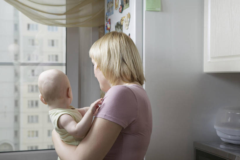 西方人,婴儿,儿童,中年人,两个人,家庭,母亲,站,抱,横图,室内,白天,侧面,纯洁,厨房,窗帘,欧洲,欧洲人,服装,装饰,电器,冰箱,扭头,休闲装,冷冻,冷柜,小孩,衣服,帘子,冷藏柜,站着,转头,休闲,温暖,温馨,一家人,休闲服,遮阳,可爱,母爱,童年,童趣,服饰,活泼,冷藏,抱着,储藏,华丽,修饰,点缀,和睦,家电,家用电器,搂着,宝宝,童真,纯真,烂漫,无邪,衬托,美观,雅致,雅观,保鲜,母婴,冰箱贴,伶俐,天真,女人,女性,中年女性,白种人,孩子,搂,搂抱,站立,半身,彩图,灶间,融洽,磁贴