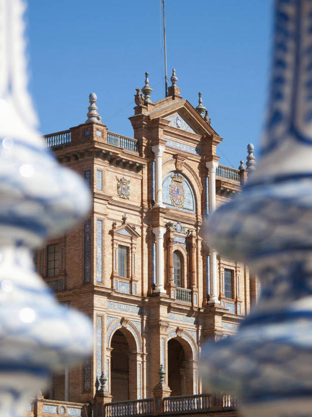 无人,栏杆,竖图,室外,白天,仰视,旅游,度假,标志建筑,地标,建筑,雕塑,西班牙,欧洲,阴影,朦胧,模糊,艺术,装饰,光线,纹路,雕刻,雕像,扶手,纹理,影子,堡垒,城堡,首都,娱乐,建设,护栏,石雕,西班牙广场,蓝色,蓝天,天空,阳光,工艺品,天,享受,休闲,马德里,旅游胜地,放松,晴朗,纪念,美术,要塞,南欧,主题,陈列,万里无云,肌理,西班牙王国,功能,美学,马德里自治区,设防,晴空,晴空万里,彩图,低角度拍摄