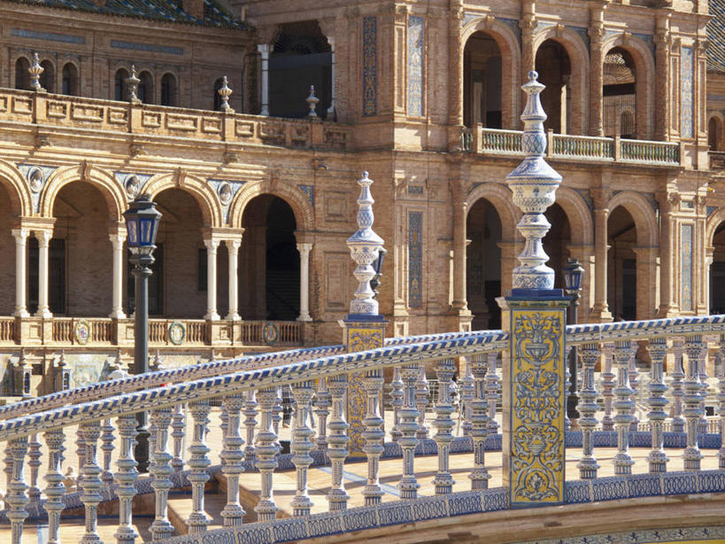 无人,栏杆,横图,室外,白天,正面,旅游,度假,标志建筑,地标,建筑,雕塑,西班牙,欧洲,阴影,朦胧,模糊,艺术,装饰,光线,纹路,雕刻,雕像,扶手,纹理,影子,堡垒,城堡,首都,娱乐,建设,护栏,石雕,西班牙广场,阳光,工艺品,享受,休闲,马德里,旅游胜地,放松,纪念,美术,要塞,南欧,主题,陈列,肌理,西班牙王国,功能,美学,马德里自治区,设防,彩图