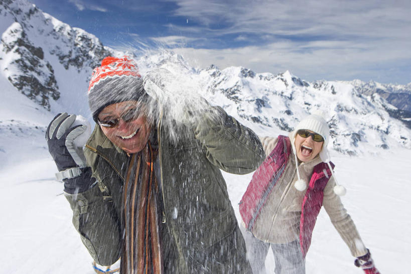 西方人,老年人,两个人,家庭,夫妻,站,投,笑,微笑,露齿笑,横图,室外,白天,正面,爱情,锻炼,旅游,度假,游戏,运动,山,雪,雪山,大雪,帽子,欧洲,欧洲人,握,阴影,服装,装饰,光线,墨镜,眼镜,影子,冰,积雪,山峰,雪景,云,云朵,冬季,冬天,山峦,浪漫,玩,云彩,注视,娱乐,衣服,蓝色,白云,蓝天,天空,阳光,手套,太阳镜,太阳眼镜,围巾,天,观察,看,站着,享受,休闲,温暖,温馨,一家人,遮阳镜,恩爱,放松,寒冷,握着,遮,遮掩,恋人,服饰,晴朗,围脖,观看,活动,羽绒服,保暖,华丽,点缀,和睦,察看,冰冷,掩盖,遮挡,御寒,发泄,关注,消遣,智力,室外运动,户外运动,打雪仗,遮盖,宣泄,衬托,美观,雅致,雅观,棉帽,掩饰,严寒,冰凉,酷寒,凛冽,凛凛,极冷,冬装,老年男性,老年女性,男人,男性,女人,女性,白种人,夫妇,情侣,晴空,抛,扔,撒,玩耍,嬉戏,站立,掷,半身,彩图,健身,雪仗,伴侣,融洽