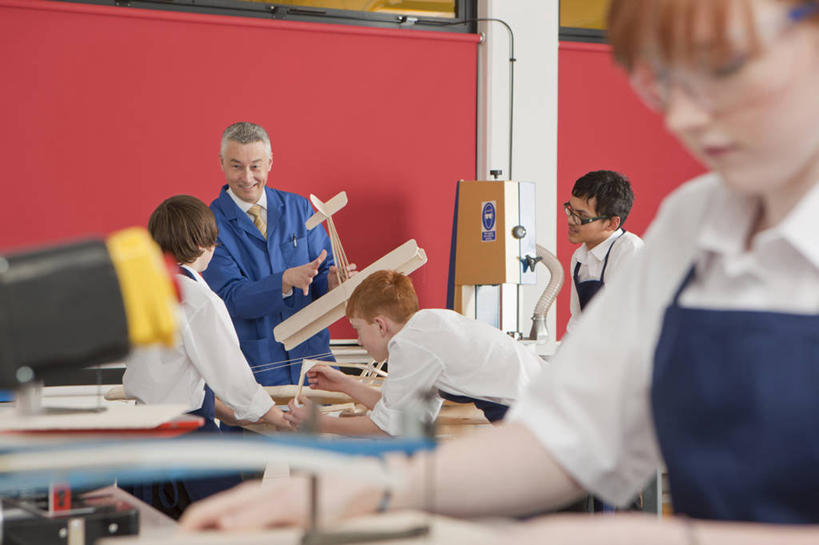 东方人,西方人,伙伴,朋友,学校,站,说,横图,室内,白天,正面,工作服,衬衫,制服,讨论,友谊,纯洁,安全,机器,桌子,飞机,欧洲,欧洲人,亚洲,五个人,弯腰,握,阴影,服装,朦胧,模糊,反射,眼镜,影子,墙,防护,许多人,注视,黄种人,书桌,校园,墙壁,墙面,红色,课桌,模型,低头,观察,看,站着,一群人,教室,同学,校服,可爱,童年,童趣,握着,观看,护目镜,保护,制造,机床,察看,课堂,校友,关注,保险,童真,烂漫,无邪,车床,学生服,保全,周全,安稳,安定,弯身,同窗,学友,安全防护眼镜,工作制服,交流,平安,天真,友情,男孩,男人,男性,年轻男性,年轻女性,女人,女性,中年男性,白种人,亚洲人,沟通,讲话,交谈,商讨,说话,谈话,站立,半身,彩图,衬衣,工作套服,工具机,工作母机,防护眼镜