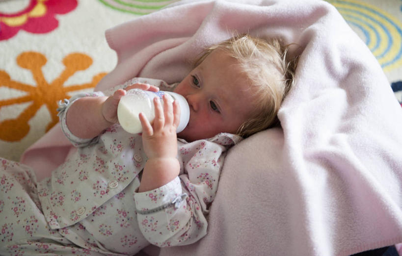 牛奶,西方人,婴儿,儿童,一个人,躺,横图,俯视,室内,白天,纯洁,地毯,欧洲,欧洲人,仅一个人,喝,握,阴影,睡衣,服装,装饰,编织,反射,奶瓶,影子,手工艺品,织物,饮品,营养,注视,饮料,小孩,衣服,瓶子,容器,工艺品,观察,看,可爱,握着,服饰,活泼,奶嘴,婴儿用品,观看,储藏,华丽,修饰,点缀,察看,一瓶,乳制品,衣着,奶,牛乳,储存,穿着,关注,宝宝,纯真,烂漫,无邪,衬托,美观,雅致,雅观,安神,寝衣,衣饰,卧着,伶俐,天真,白种人,孩子,躺着,卧,半身,彩图,高角度拍摄,贮存