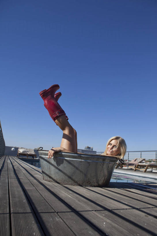 西方人,一个人,躺,竖图,室外,白天,侧面,地板,鞋子,欧洲,欧洲人,仅一个年轻女性,仅一个女性,仅一个人,阴影,光线,影子,雨鞋,雨靴,地面,扭头,注视,靴子,木地板,蓝色,蓝天,天空,阳光,容器,天,观察,看,转头,浴盆,搭,晴朗,观看,储藏,察看,储存,搭着,关注,胶鞋,澡盆,万里无云,卧着,年轻女性,女人,女性,白种人,晴空,晴空万里,躺着,卧,彩图,全身,贮存