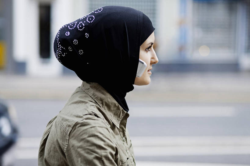 西方人,一个人,站,横图,室外,白天,侧面,通讯,道路,路,公路,欧洲,欧洲人,仅一个年轻女性,仅一个女性,仅一个人,阴影,服装,朦胧,模糊,光线,信息,头巾,影子,分界线,停车线,交通,注视,休闲装,衣服,阳光,耳机,耳麦,话筒,观察,看,站着,休闲,休闲服,通信,服饰,观看,车行道,车行道分界线,协调,察看,麦克风,关注,扩音器,标线,蓝牙,蓝牙耳机,传声器,车行线,微音器,年轻女性,女人,女性,白种人,马路,站立,半身,彩图