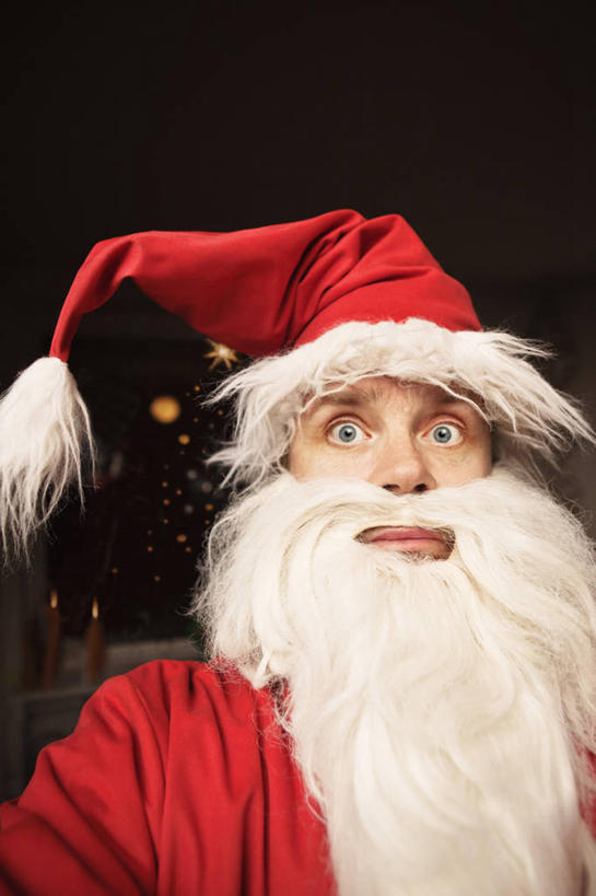 西方人,一个人,站,竖图,室内,白天,正面,民族服装,帽子,欧洲,圣诞节,欧洲人,仅一个男性,仅一个人,仅一个中年男性,圣诞老人,表演,黑色背景,节日,庆祝,注视,文化,扮演,红色,观察,看,站着,庆典,圣诞帽,摄影,影棚,观看,纪念,吃惊,受惊,察看,关注,棉帽,饰演,男人,男性,中年男性,白种人,站立,半身,彩图,影棚拍摄,传统服装,民俗服,拍摄