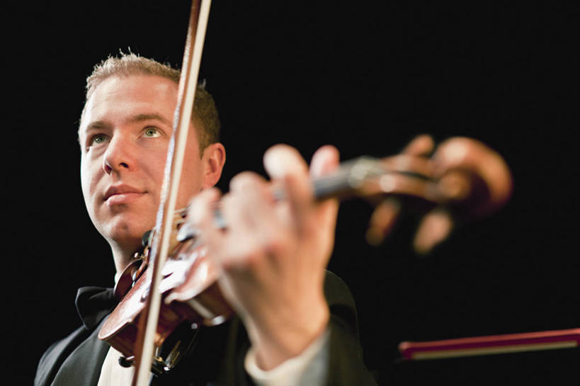 西方人,一个人,音乐家,站,笑,微笑,横图,室内,白天,仰视,西装,欧洲,欧洲人,仅一个男性,仅一个人,握,黑色背景,套装,正装,朦胧,模糊,乐器,弦乐器,小提琴,弹奏,拿,拿着,注视,职业装,仅一个年轻男性,观察,看,扛,站着,握着,摄影,影棚,观看,琴弓,察看,关注,弓拉弦乐器,弓拉弦鸣乐器,扛在肩上,男人,男性,年轻男性,白种人,乐师,演奏家,音乐工作者,站立,半身,彩图,低角度拍摄,影棚拍摄,拍摄