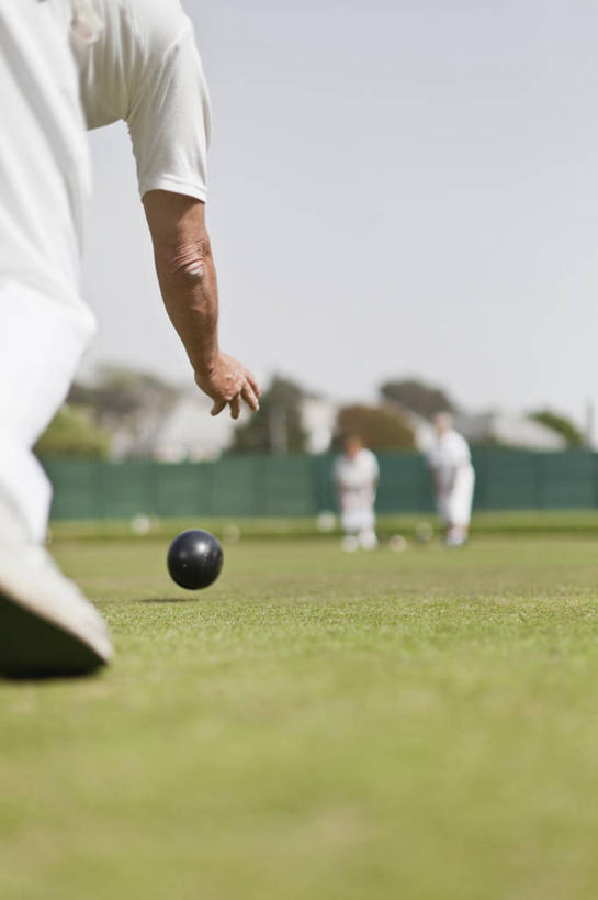 西方人,背部,三个人,夫妻,伙伴,朋友,站,投,竖图,室外,白天,正面,运动服,爱情,锻炼,旅游,度假,友谊,运动,保龄球,草地,草坪,植物,欧洲,欧洲人,弯腰,阴影,服装,朦胧,模糊,光线,影子,浪漫,速度,娱乐,运动器械,球,草,树,树木,衣服,蓝色,绿色,蓝天,天空,阳光,自然,天,站着,享受,休闲,健身器械,恩爱,放松,力量,平衡,恋人,服饰,生长,晴朗,成长,技巧,协调,衣着,穿着,室外运动,健身器材,户外运动,灵敏,柔韧,万里无云,趣味,弯身,耐力,抗争,指孔,衣饰,体育,友情,地滚球,老年男性,老年女性,男人,男性,女人,女性,白种人,夫妇,情侣,晴空,晴空万里,抛,扔,撒,站立,掷,半身,彩图,健身,草地保龄球,伴侣,运动器材,运动装