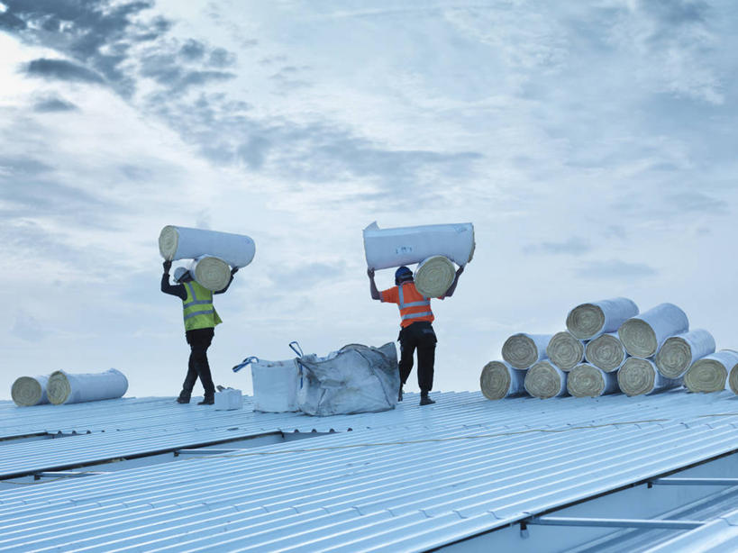 西方人,两个人,伙伴,朋友,建筑工人,站,举,横图,室外,白天,仰视,工作服,制服,友谊,合作,团队,欧洲,欧洲人,握,阴影,光线,影子,屋顶,云,云朵,拿,云彩,顶棚,拿着,工人,蓝色,白云,蓝天,天空,阳光,建筑工地,天,托,站着,战略,握着,晴朗,电阻,联合,合谋,地盘,建筑地盘,施工地盘,工作制服,绝缘体,电介质引,配合,协作,男人,男性,中年男性,白种人,员工,晴空,建筑工,举起,举手,举着,向上举,向上伸,向上托,站立,彩图,低角度拍摄,全身,工作套服,工地,安全服,反光背心,反光服,反光衣,匠人,劳动者,体力工