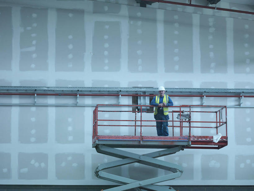 西方人,一个人,机修工,工厂,站,横图,室内,白天,仰视,工作服,制服,帽子,欧洲,欧洲人,仅一个男性,仅一个人,仅一个中年男性,头盔,墙,注视,架子,墙壁,墙面,工人,安全帽,观察,看,站着,搭,观看,察看,搭着,关注,工作制服,升降机,男人,男性,中年男性,白种人,机械师,机修工人,站立,彩图,低角度拍摄,全身,工作套服,工地,制造厂,安全服,反光背心,反光服,反光衣,升降平台,升降台