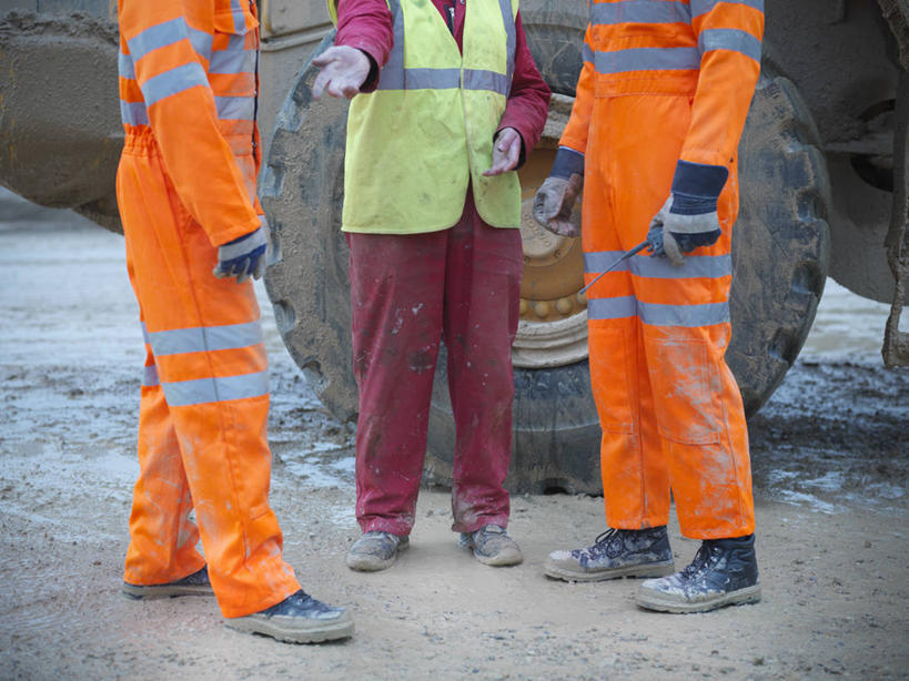 西方人,三个人,同事,站,横图,室外,白天,正面,工作服,制服,成功,合作,团队,集体,信心,汽车,欧洲,欧洲人,装饰,队伍,车,工人,手套,交通工具,站着,温暖,机械,工程车,保暖,华丽,挖掘机,点缀,领导,御寒,成就,载具,合伙,领袖,挖土机,矿工,衬托,美观,雅致,雅观,交通运输,农用机械,工作制服,男人,男性,年轻男性,中年男性,白种人,站立,半身,彩图,工作套服,安全服,反光背心,反光服,反光衣,矿山工人