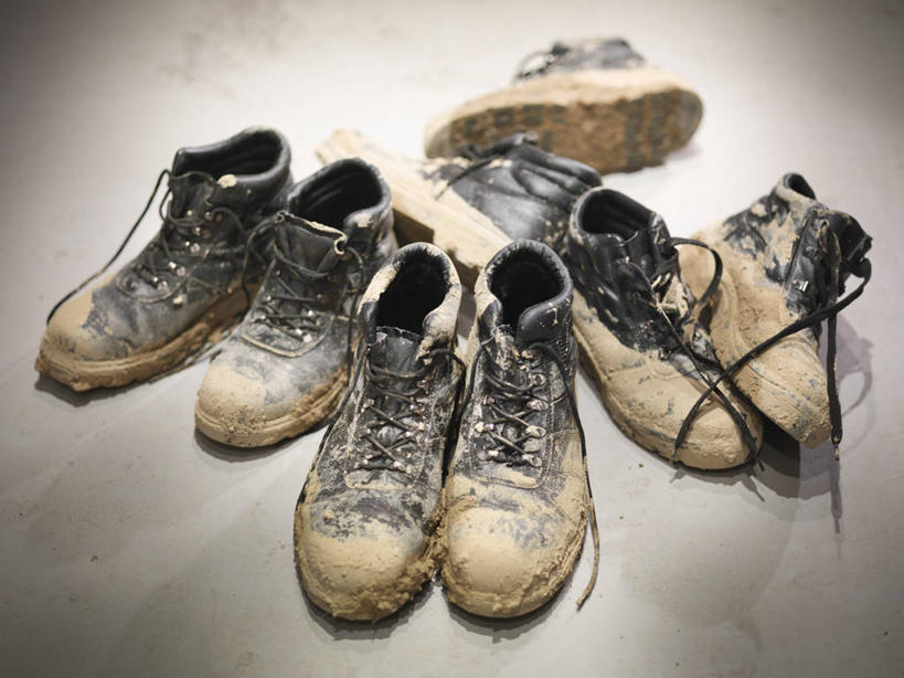 无人,横图,俯视,室内,特写,白天,静物,鞋子,阴影,灰色背景,反射,影子,泥土,土壤,靴子,四双,摄影,肮脏,影棚,牛仔靴,邋遢,龌龊,污秽,彩图,高角度拍摄,影棚拍摄,拍摄