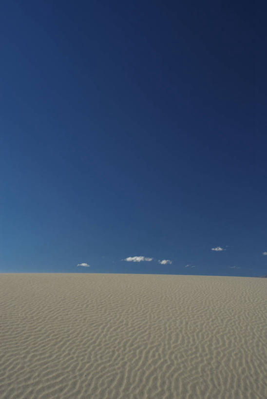 无人,公园,竖图,室外,白天,正面,旅游,度假,美景,沙漠,美国,阴影,光线,影子,地平线,景观,云,云朵,辽阔,地面,云彩,娱乐,蓝色,白云,蓝天,天空,阳光,自然,天,享受,休闲,广阔,景色,放松,晴朗,一望无际,北美,北美洲,国家公园,加利福尼亚,自然风光,延伸,美洲,加州,死亡谷国家公园,加利福尼亚州,金州,黄金州,天地相交,北亚美利加洲,亚美利加洲,死谷,死谷国家公园,无边无际,一马平川,大漠,砂漠,晴空,彩图,美利坚合众国