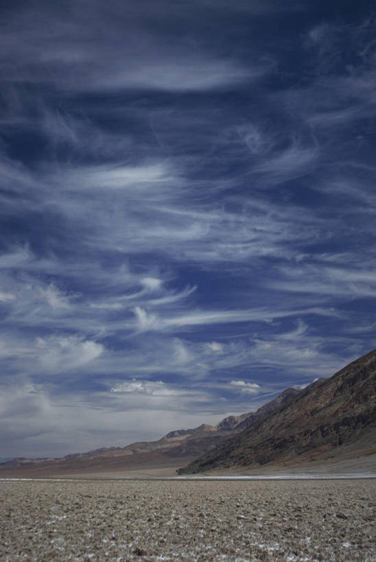 无人,公园,竖图,室外,白天,正面,旅游,度假,石头,美景,沙漠,山,山脉,美国,阴影,光线,石子,影子,景观,山峰,云,云朵,山峦,云彩,娱乐,蓝色,白云,蓝天,天空,阳光,自然,群山,天,享受,休闲,景色,放松,晴朗,北美,北美洲,国家公园,加利福尼亚,自然风光,美洲,加州,死亡谷国家公园,加利福尼亚州,金州,黄金州,北亚美利加洲,亚美利加洲,死谷,死谷国家公园,大漠,砂漠,石块,岩石,晴空,彩图,美利坚合众国