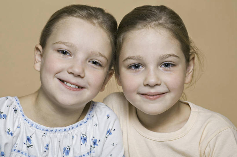 西方人,儿童,两个人,家庭,笑,微笑,露齿笑,横图,室内,白天,正面,纯洁,欧洲,欧洲人,阴影,服装,反射,影子,依偎,注视,休闲装,小孩,衣服,观察,看,靠,靠着,倚靠,休闲,温暖,温馨,一家人,休闲服,可爱,童年,童趣,摄影,服饰,影棚,观看,和睦,察看,倚着,关注,童真,烂漫,无邪,依附,依赖,投靠,天真,女孩,女人,女性,白种人,半身,彩图,影棚拍摄,拍摄,融洽,女生