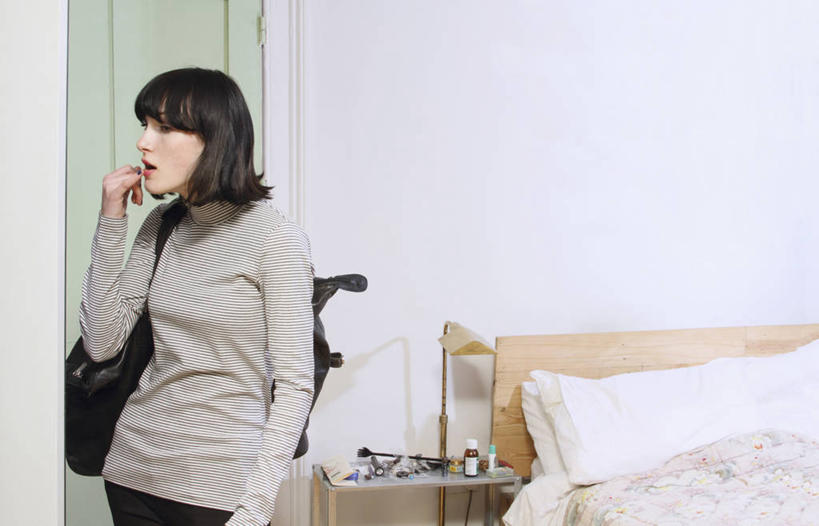 西方人,背,一个人,站,横图,室内,白天,侧面,床,靠垫,卧室,照明,欧洲,欧洲人,仅一个年轻女性,仅一个女性,仅一个人,阴影,服装,反射,包,影子,墙,双人床,灯光,床单,靠枕,旅行包,注视,休闲装,被子,墙壁,墙面,灯,衣服,白色,灯具,垫子,枕头,背着,观察,看,站着,休闲,休闲服,服饰,观看,照亮,察看,被单,照明设备,关注,床头灯,旅游包,背负,提包,年轻女性,女人,女性,白种人,站立,半身,彩图,睡房,卧房