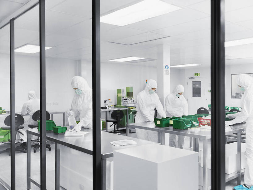 西方人,背部,伙伴,朋友,科学家,站,横图,室内,白天,正面,友谊,安全,合作,团队,窗户,落地窗,桌子,照明,欧洲,欧洲人,五个人,握,阴影,服装,分离,光线,影子,实验室,研究室,灯光,防护,许多人,过滤,拿,分开,拿着,注视,顶灯,玻璃窗,灯,衣服,白色,口罩,手套,灯具,观察,看,站着,一群人,隔断,战略,握着,遮掩,服饰,观看,保护,隔离,照亮,察看,卫生,掩盖,遮挡,衣着,科研人员,白大褂,照明设备,穿着,关注,净化,间隔,保险,研究者,预防,试验室,遮盖,实验服,防尘,鞋套,科学研究者,保全,周全,安稳,安定,联合,合谋,防护手套,掩饰,断绝,隔开,屏蔽,屏绝,远离,中断,阻遏,阻隔,衣饰,配合,平安,协作,男人,男性,年轻男性,年轻女性,女人,女性,中年男性,中年女性,白种人,科学工作者,站立,半身,彩图,鞋罩,一次性鞋套,实验衣