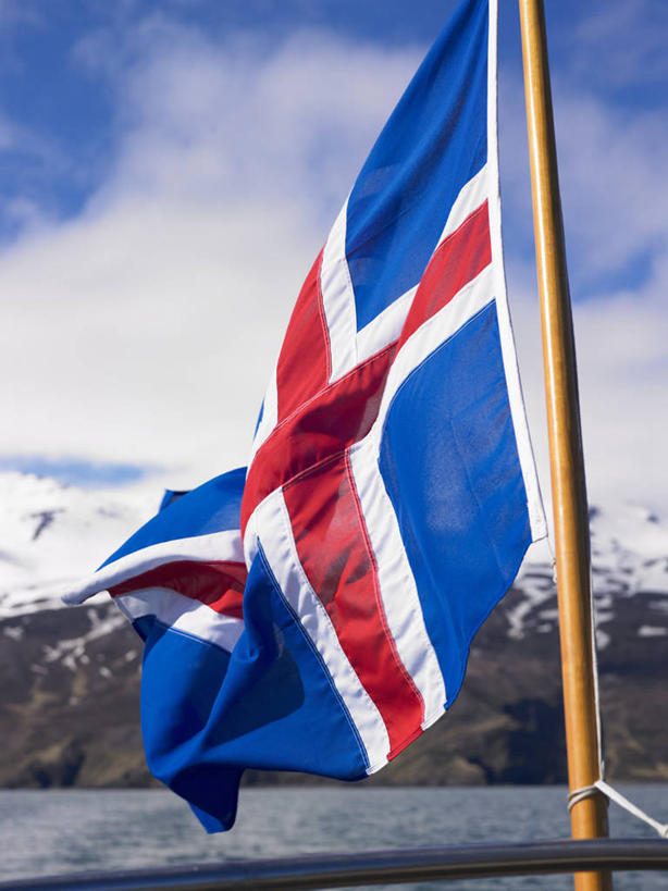 无人,交叉,竖图,室外,白天,正面,旅游,度假,海浪,海洋,石头,美景,山,雪,雪山,大雪,旗帜,国旗,欧洲,冰岛,阴影,条纹,光线,石子,影子,冰,积雪,景观,浪花,山顶,山峰,雪景,云,云朵,冬季,冬天,山峦,云彩,娱乐,红色,蓝色,白色,白云,蓝天,天空,阳光,自然,海水,天,享受,休闲,景色,放松,寒冷,晴朗,冰冷,自然风光,北欧,海景,沉积岩,冰岛共和国,相交,交集,严寒,冰凉,酷寒,凛冽,凛凛,极冷,颠峰,极峰,水成岩,胡萨维克,旗,大海,风浪,海,海水的波动,近岸浪,石块,岩石,涌浪,晴空,彩图,冰岛国旗